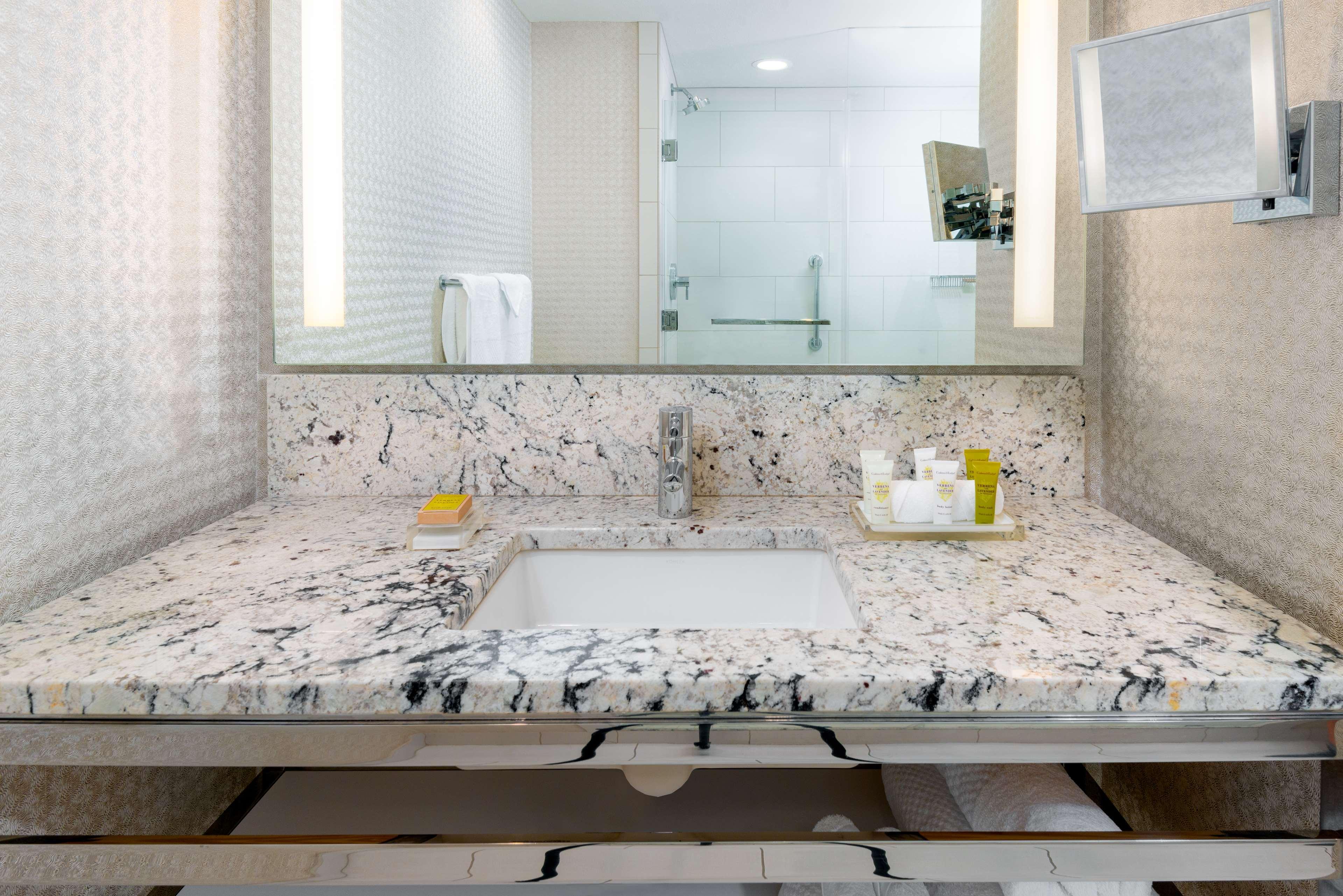 Hilton Charlotte Airport Hotel מראה חיצוני תמונה